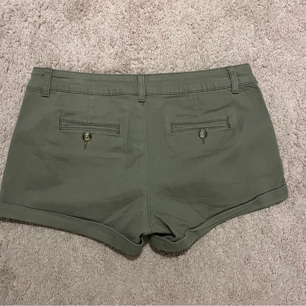 Beautiful Olive Green Chino Shorts in great condition! Size Large.